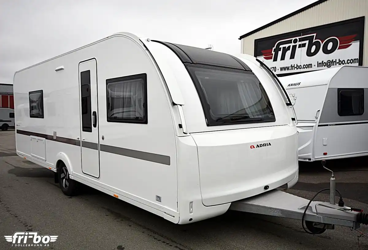 Adria 613 UT Adora, Queenbed/Skogeryd — bild 1 av 29