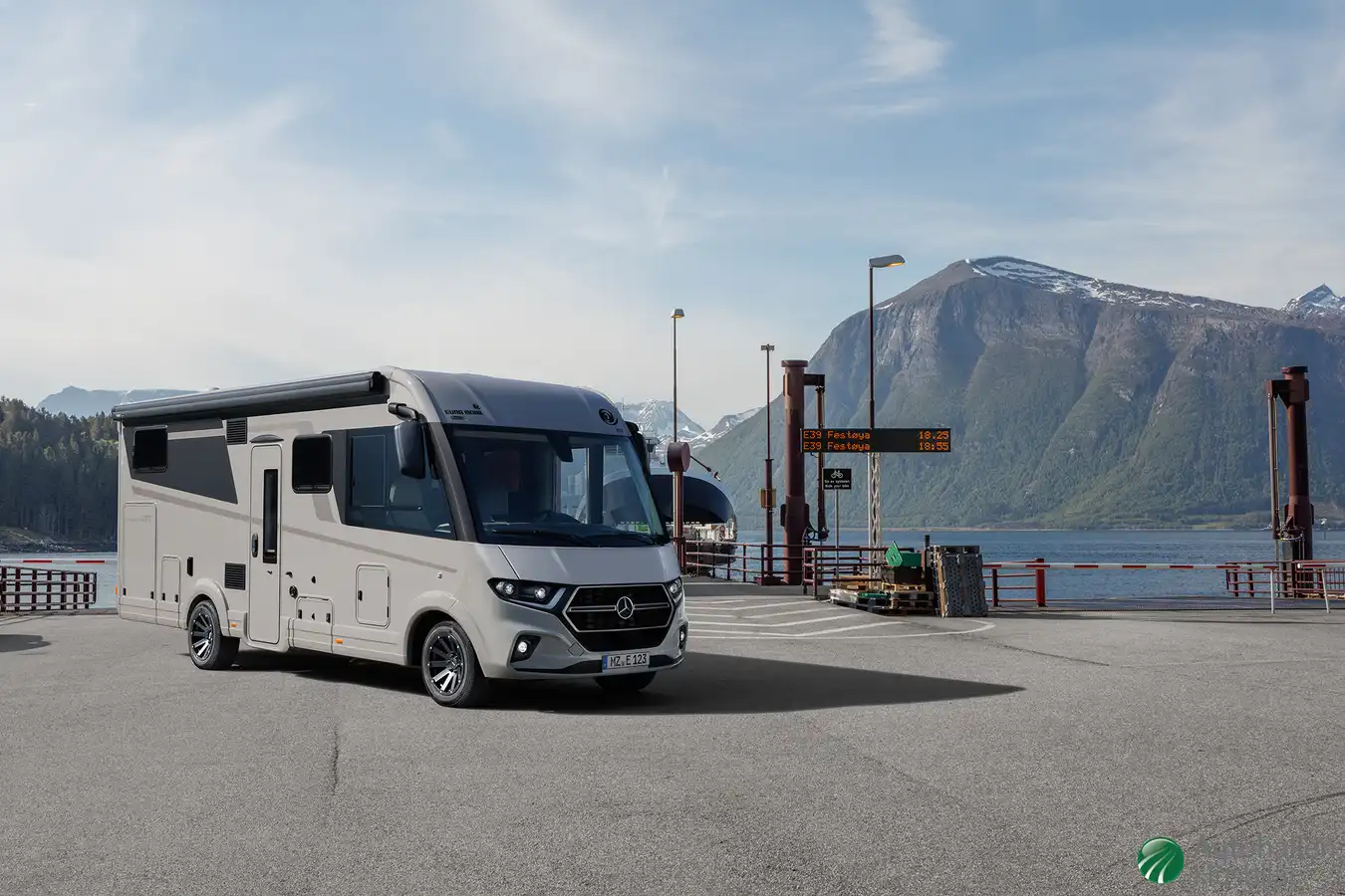 Eura Mobil Integra Line 726 EF Mercedes GT — bild 1 av 25
